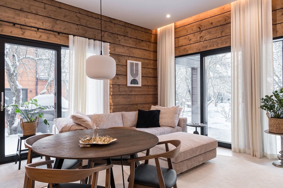 Illuminazione della cucina living con strisce LED a tutta parete regolabili in temperatura di colore e faretti quadrati bianchi da incasso